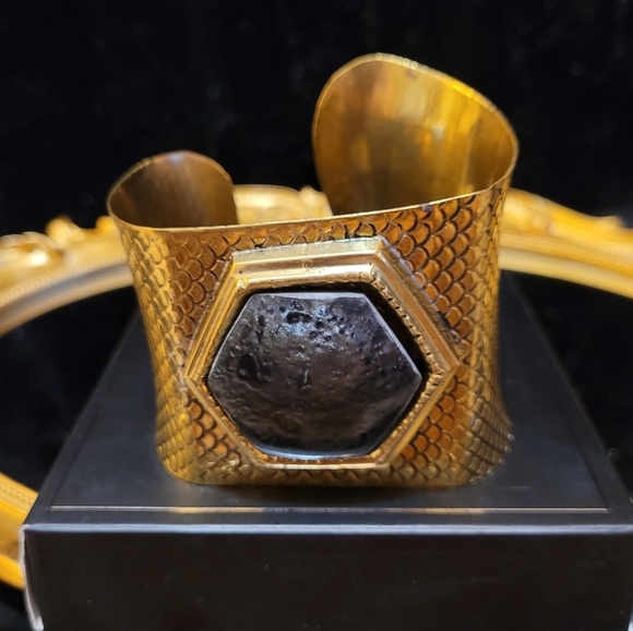 Vintage Black Obsidian Stone Bezel Fish Scale Cuff Gold Bracelet - Picture 13 of 14